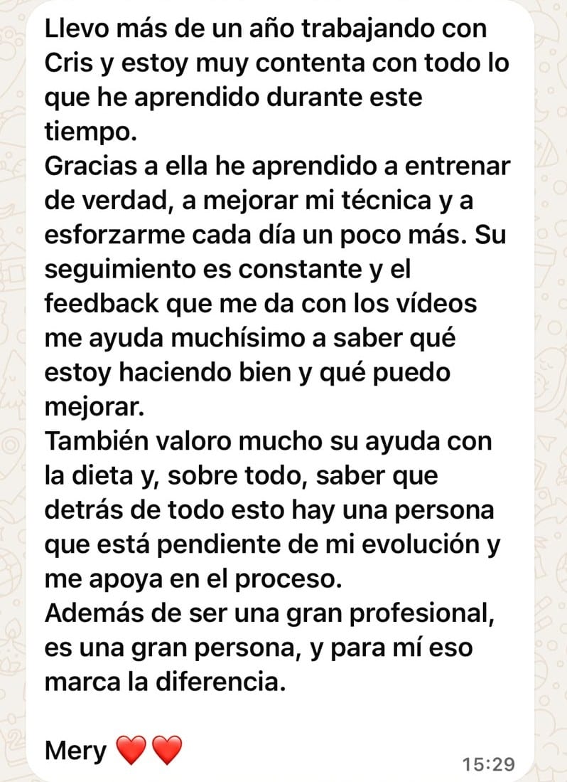Mensaje de Mery: lleva más de un año entrenando con Cris, ha aprendido a entrenar de verdad y valora el seguimiento constante y la corrección de sus vídeos.